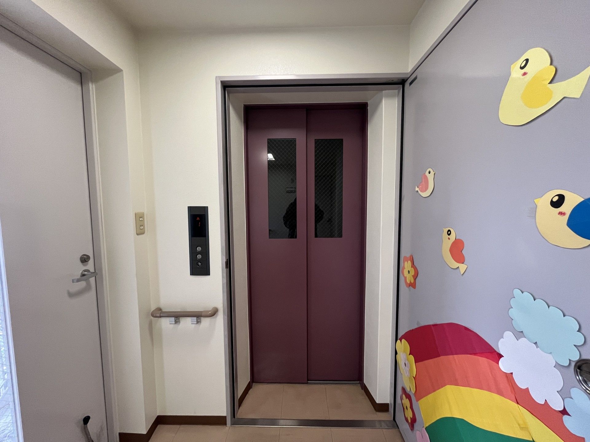 カラフルな装飾のあるエレベーター前