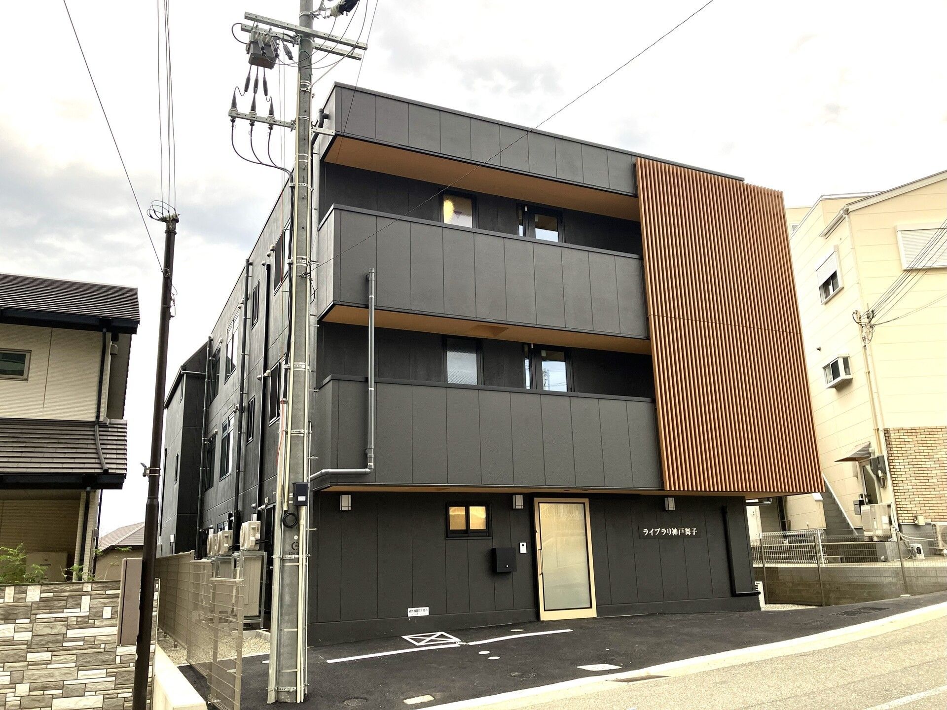 落ち着いた外観の建物