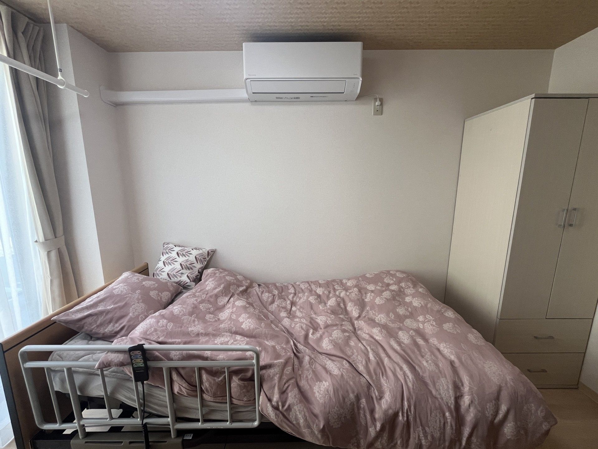 落ち着いた雰囲気の寝室