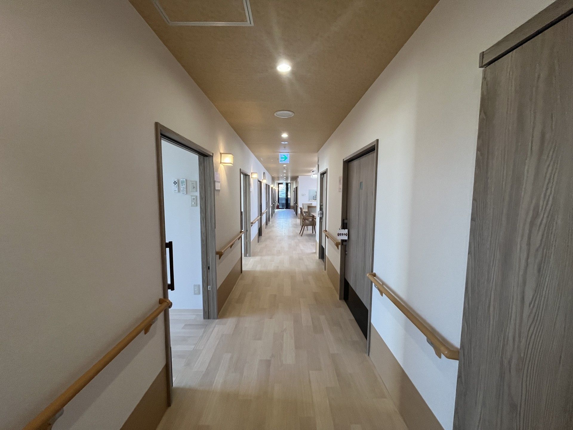 手すり付きの廊下
