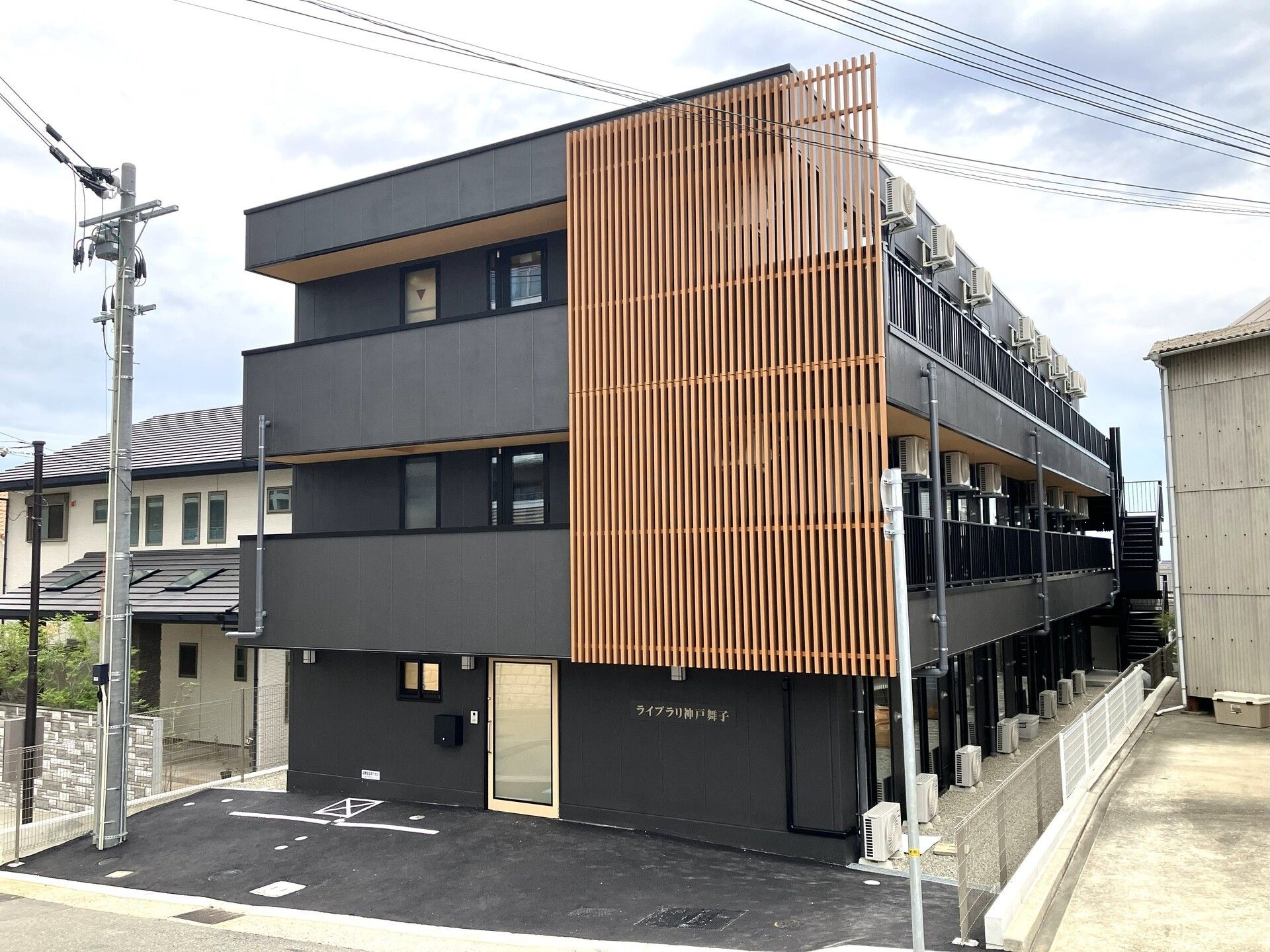 落ち着いた外観の建物