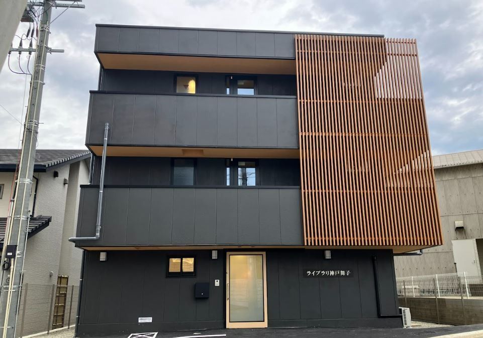 落ち着いた外観の建物