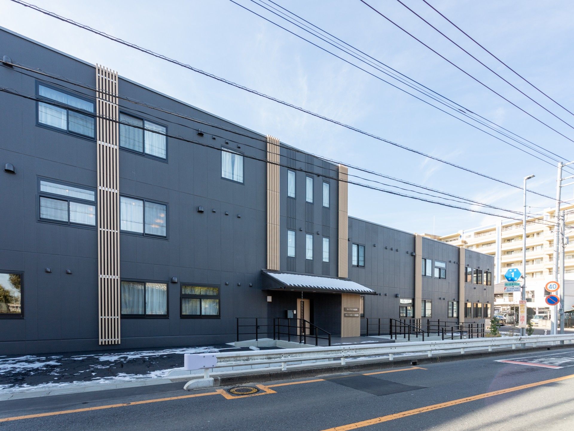 落ち着いた外観の建物