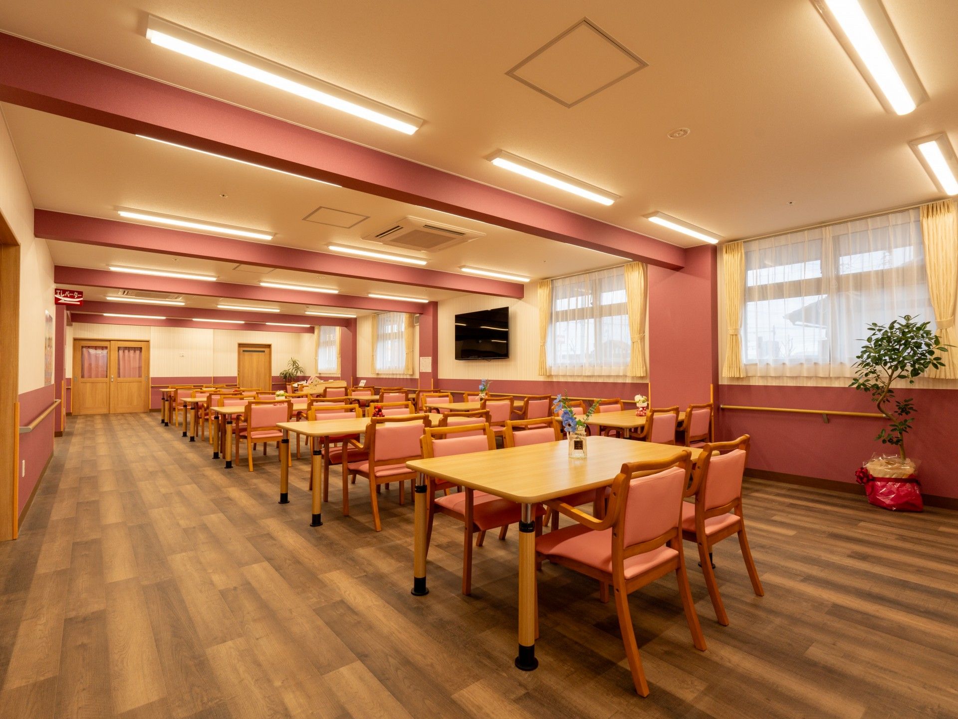 明るい食堂の様子