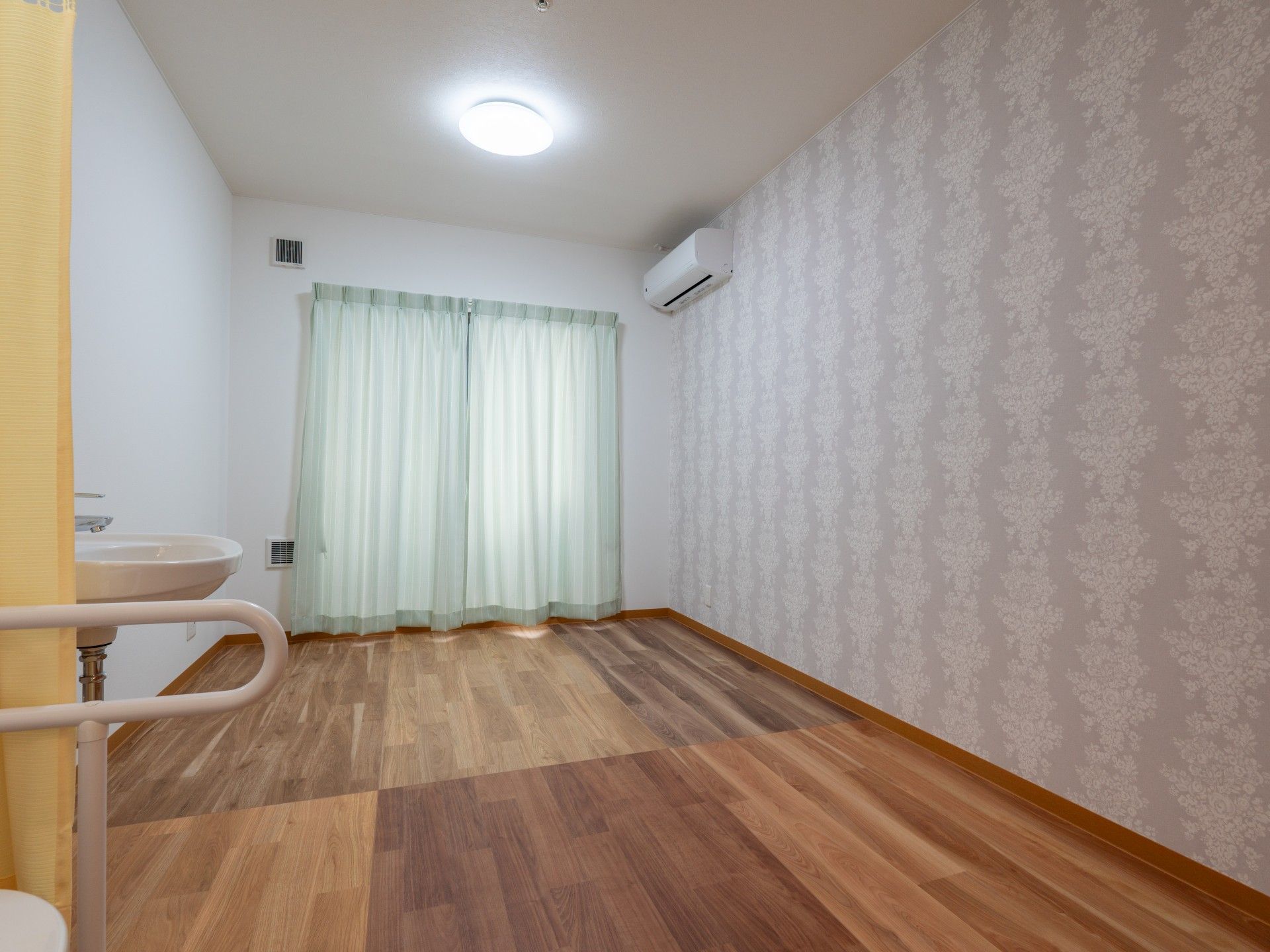 明るい個室の一角