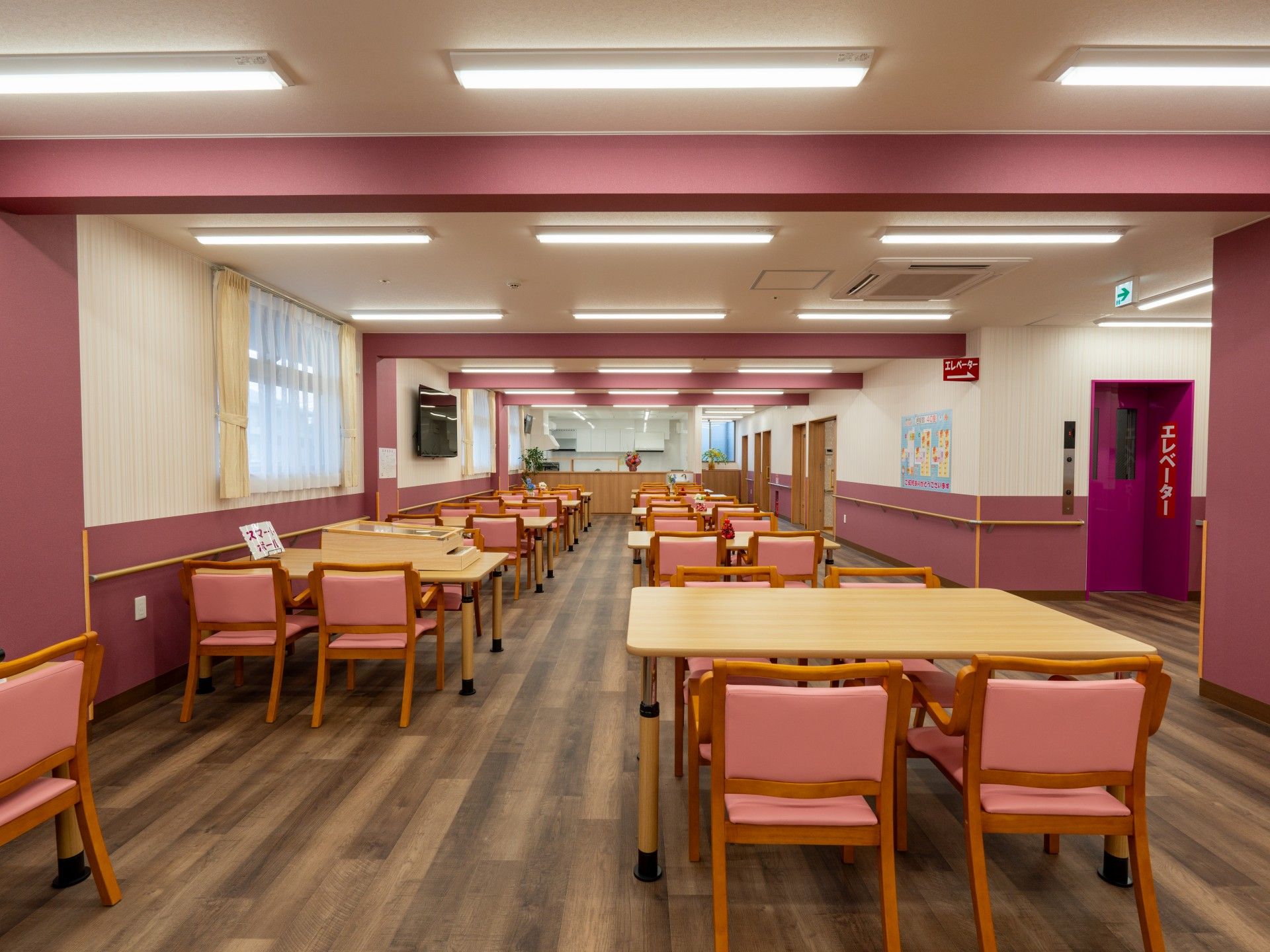 明るい食堂の様子