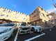 駐車場のある建物の外観
