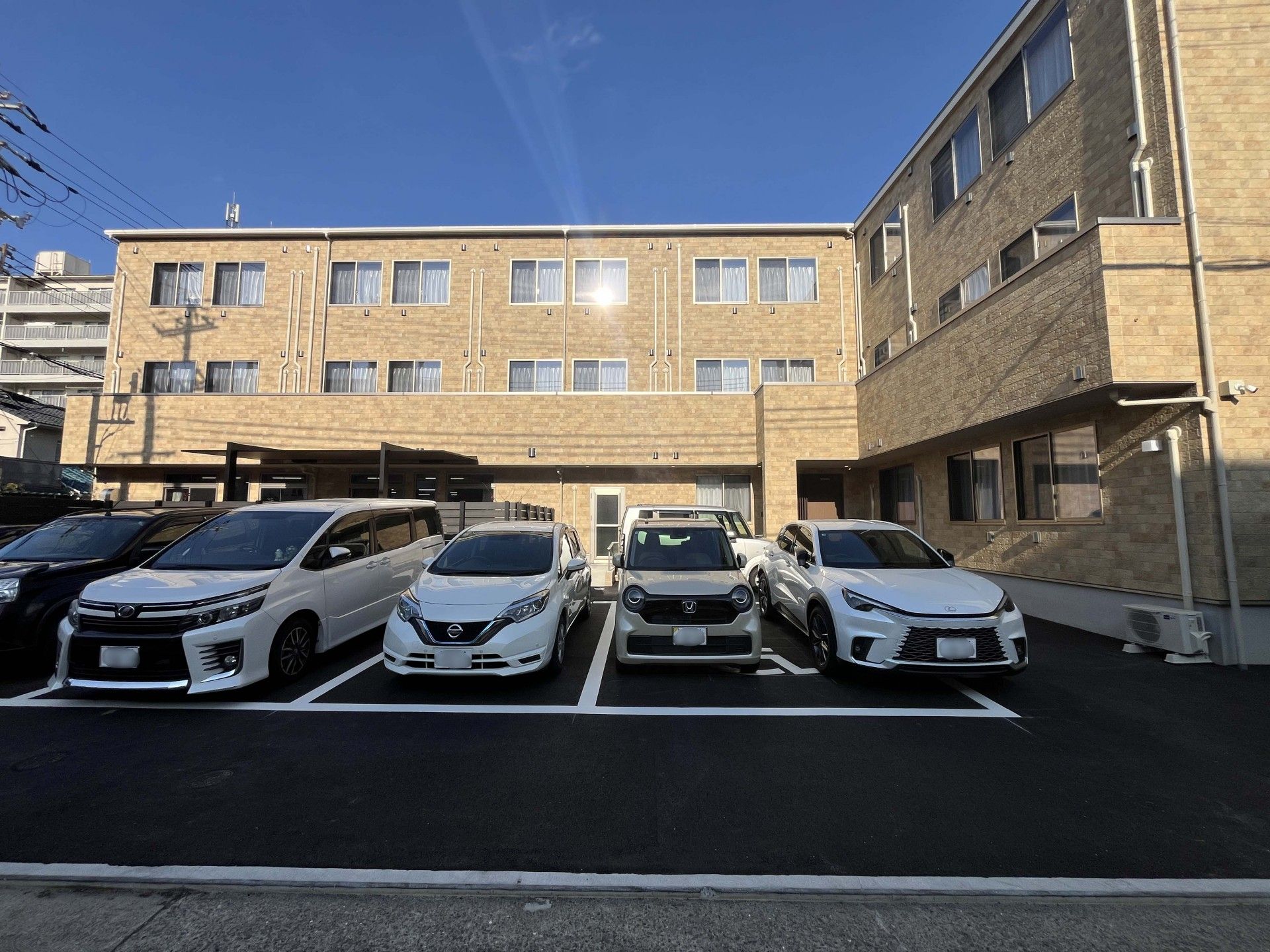 駐車場のある建物外観