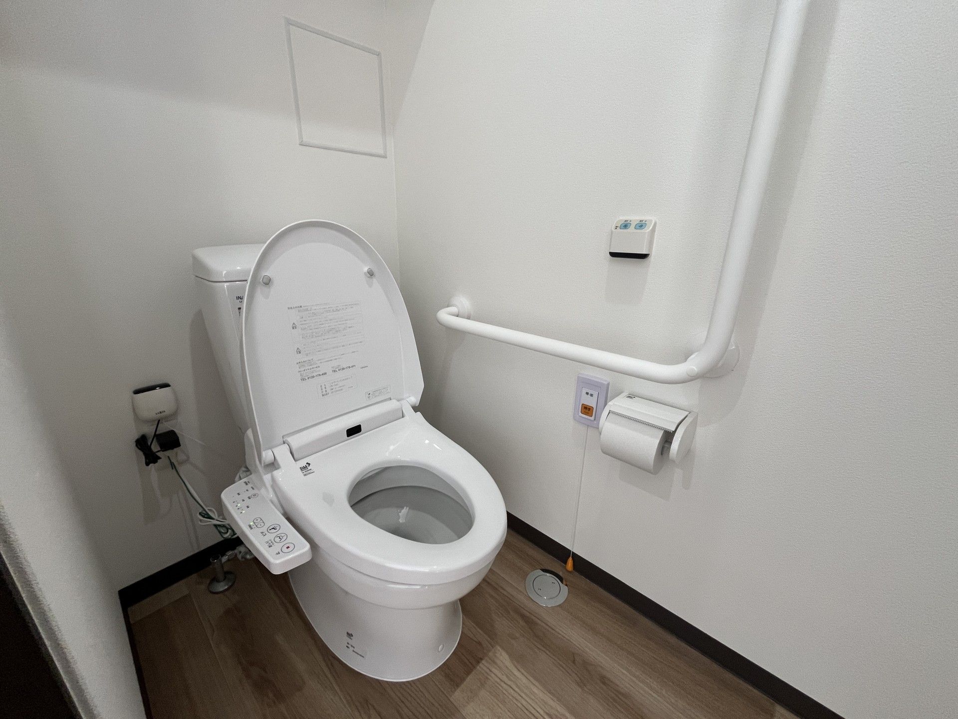 手すり付きのトイレ