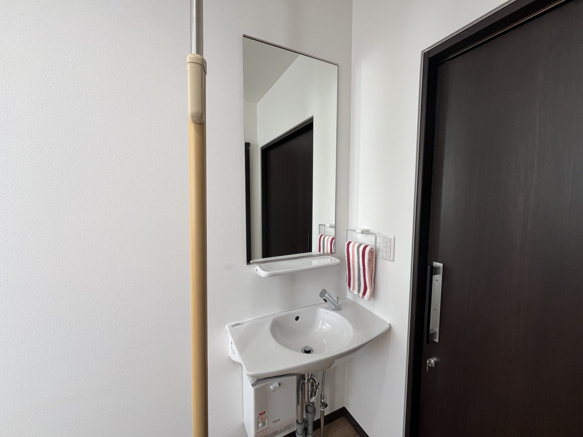 手洗い場と鏡のある空間