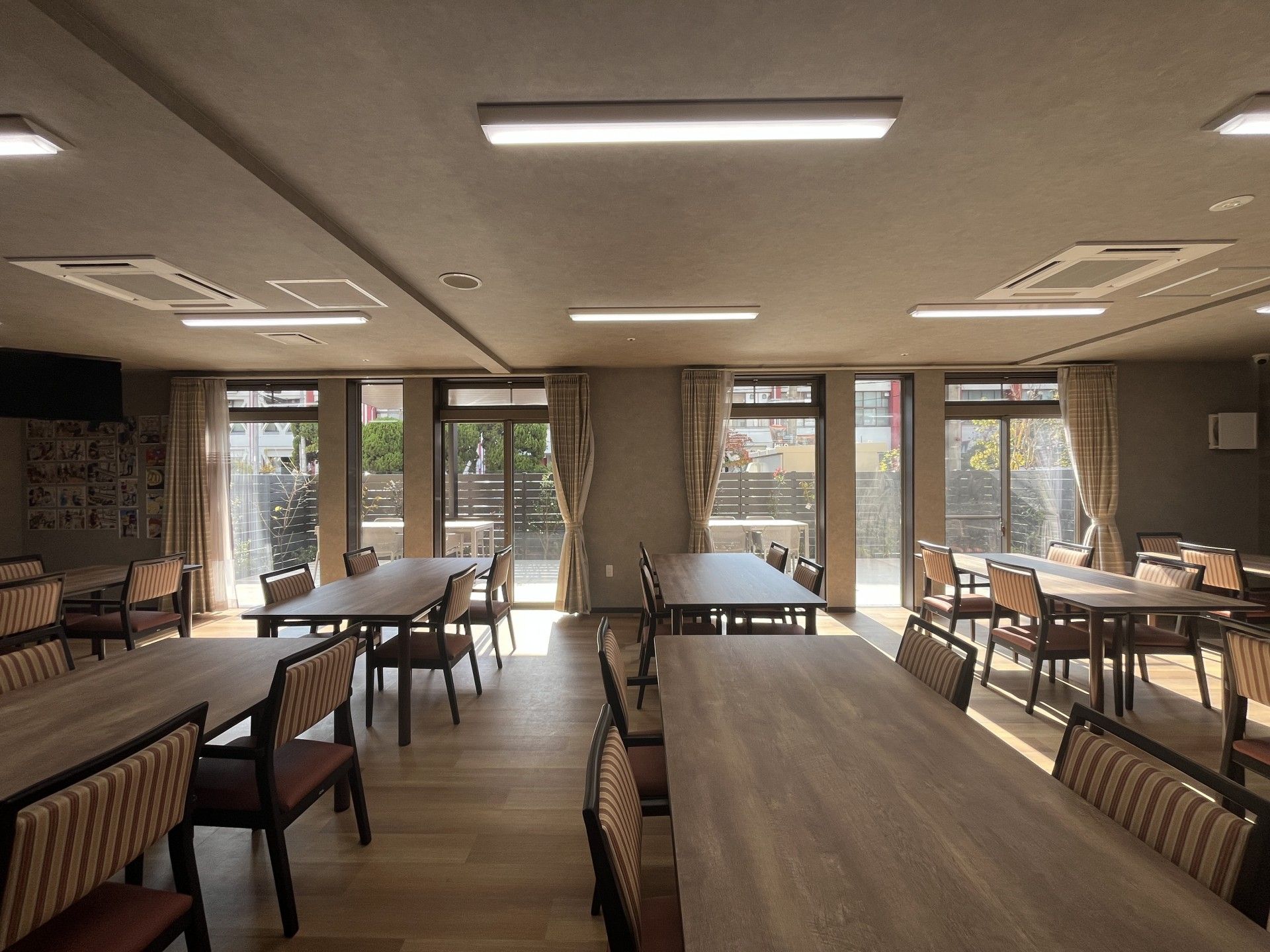 日差しが差し込む広間