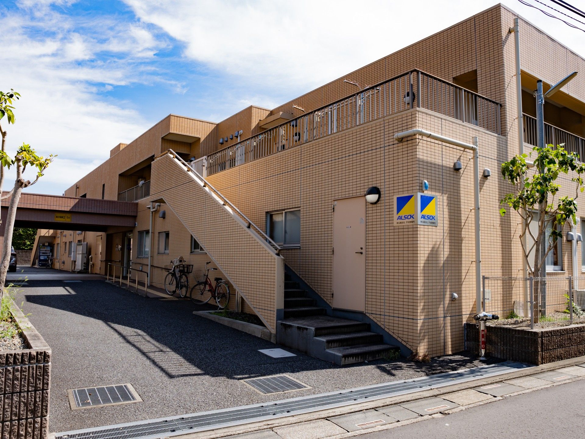 茶色を基調とした建物
