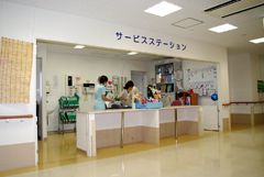 明るい受付カウンター