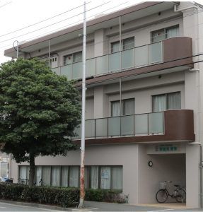 落ち着いた外観の建物