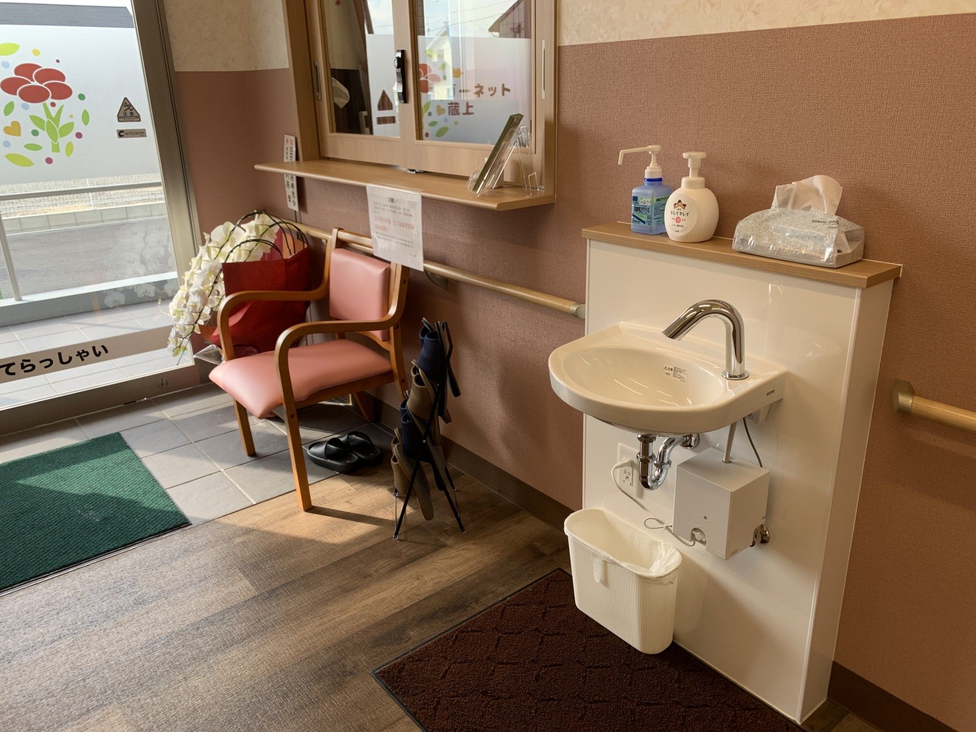 手洗い場と椅子のある空間