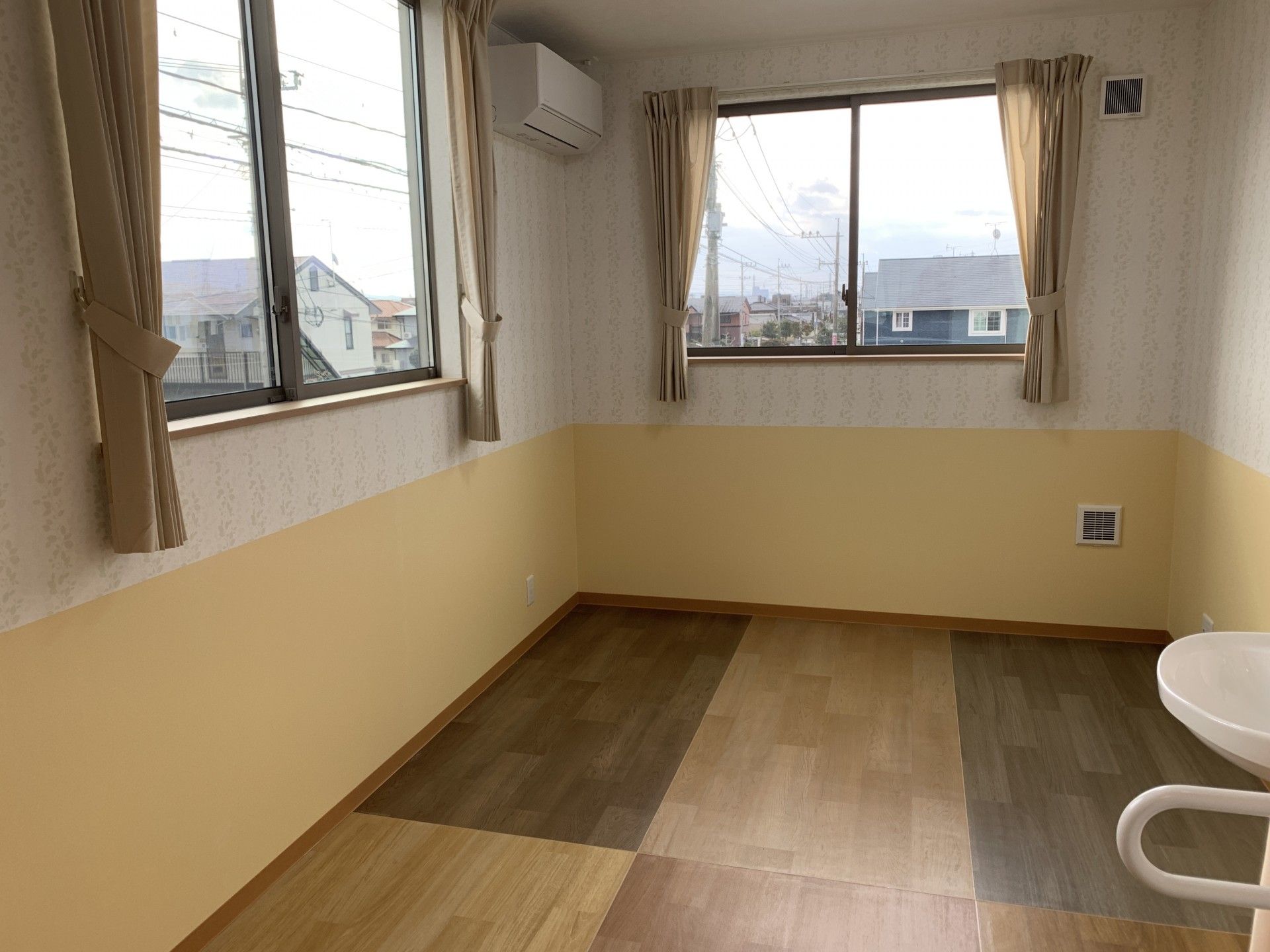 窓のある明るい部屋