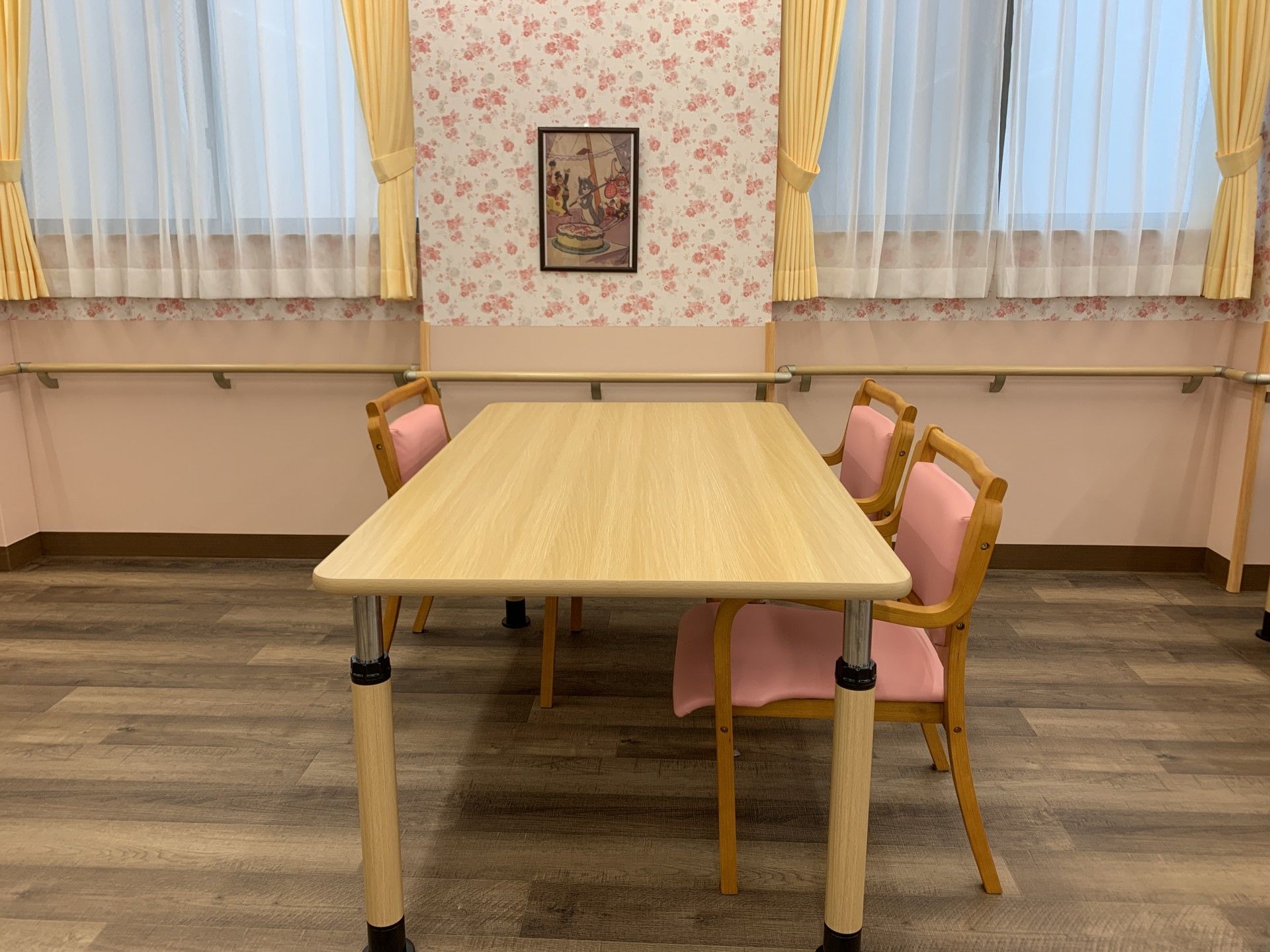 優しい色合いの部屋