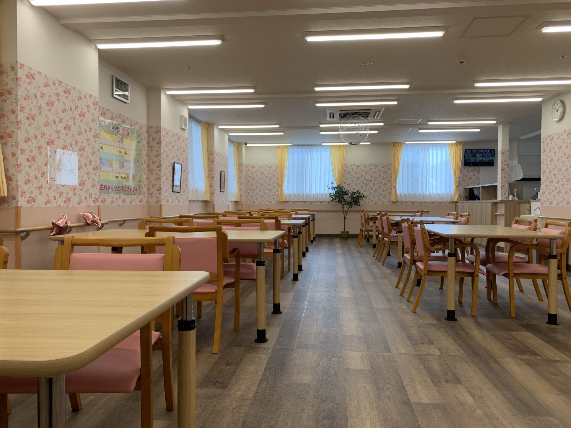 明るい食堂の様子