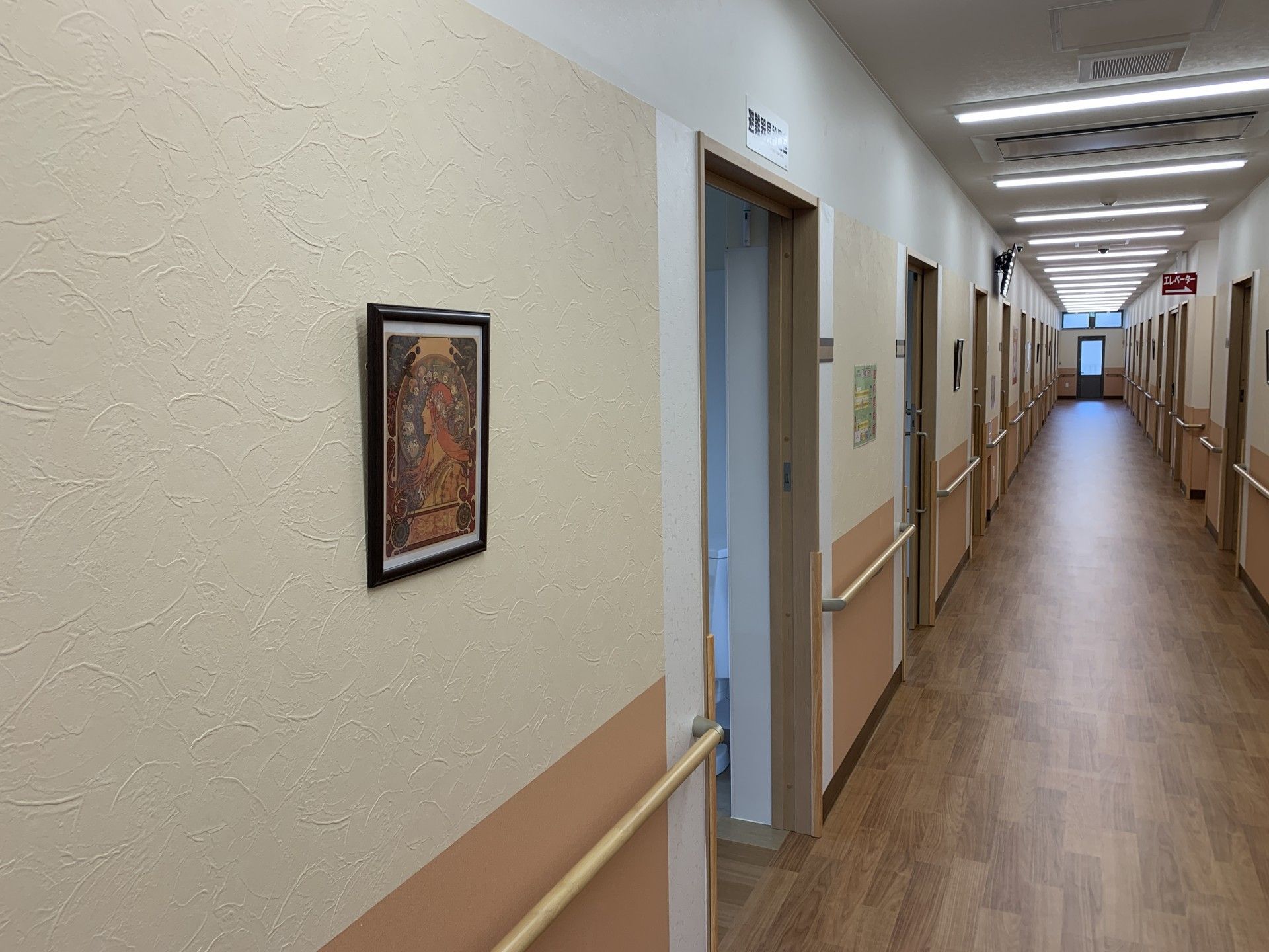 長い廊下の壁面