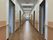 手すり付きの長い廊下