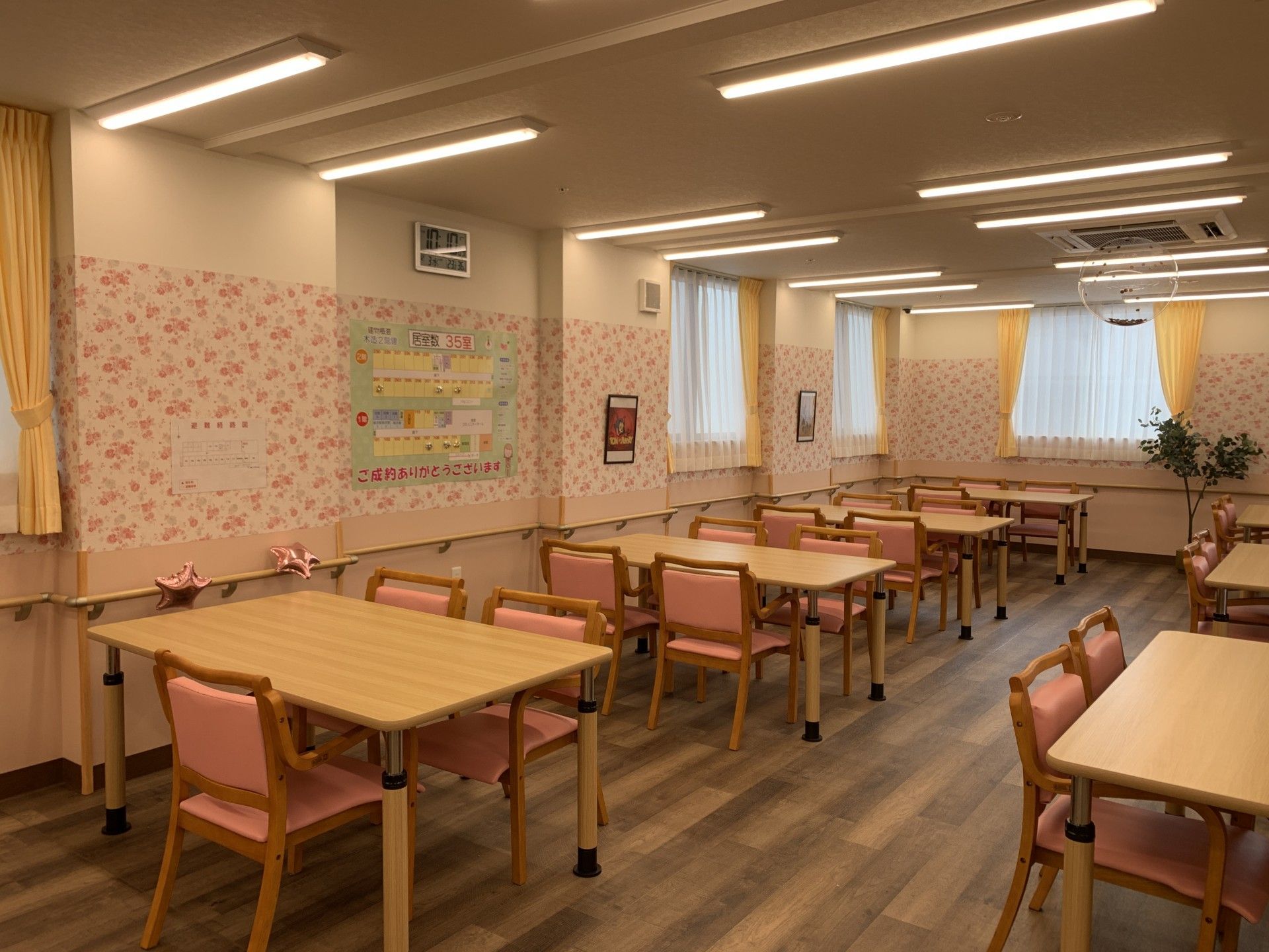 優しい色合いの食事スペース