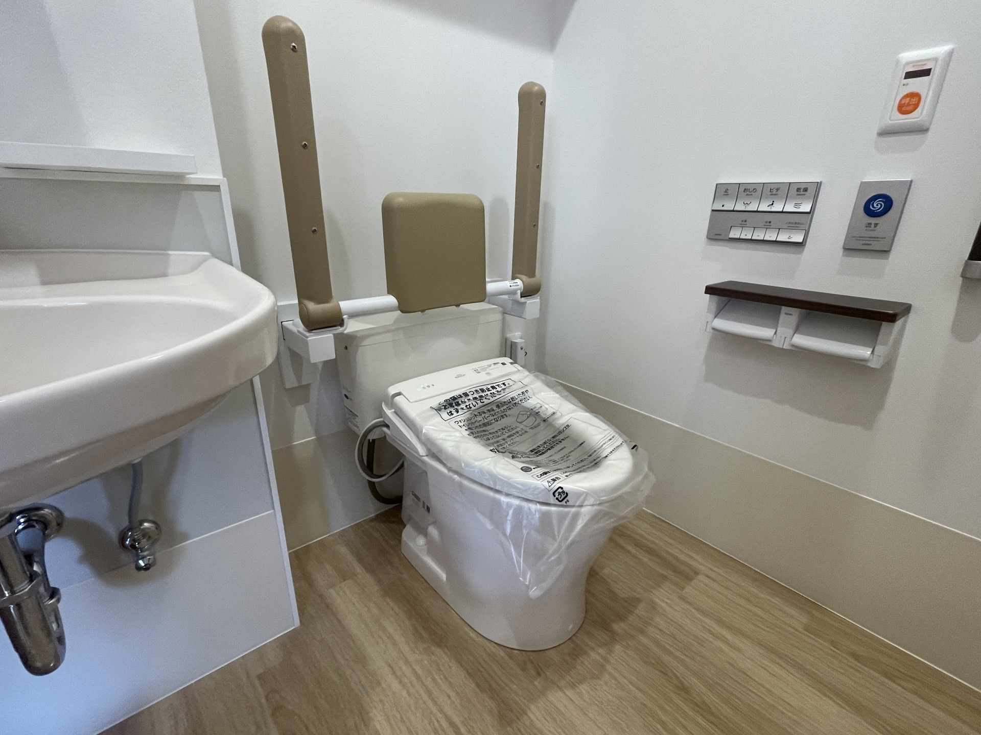 手すり付きのトイレ