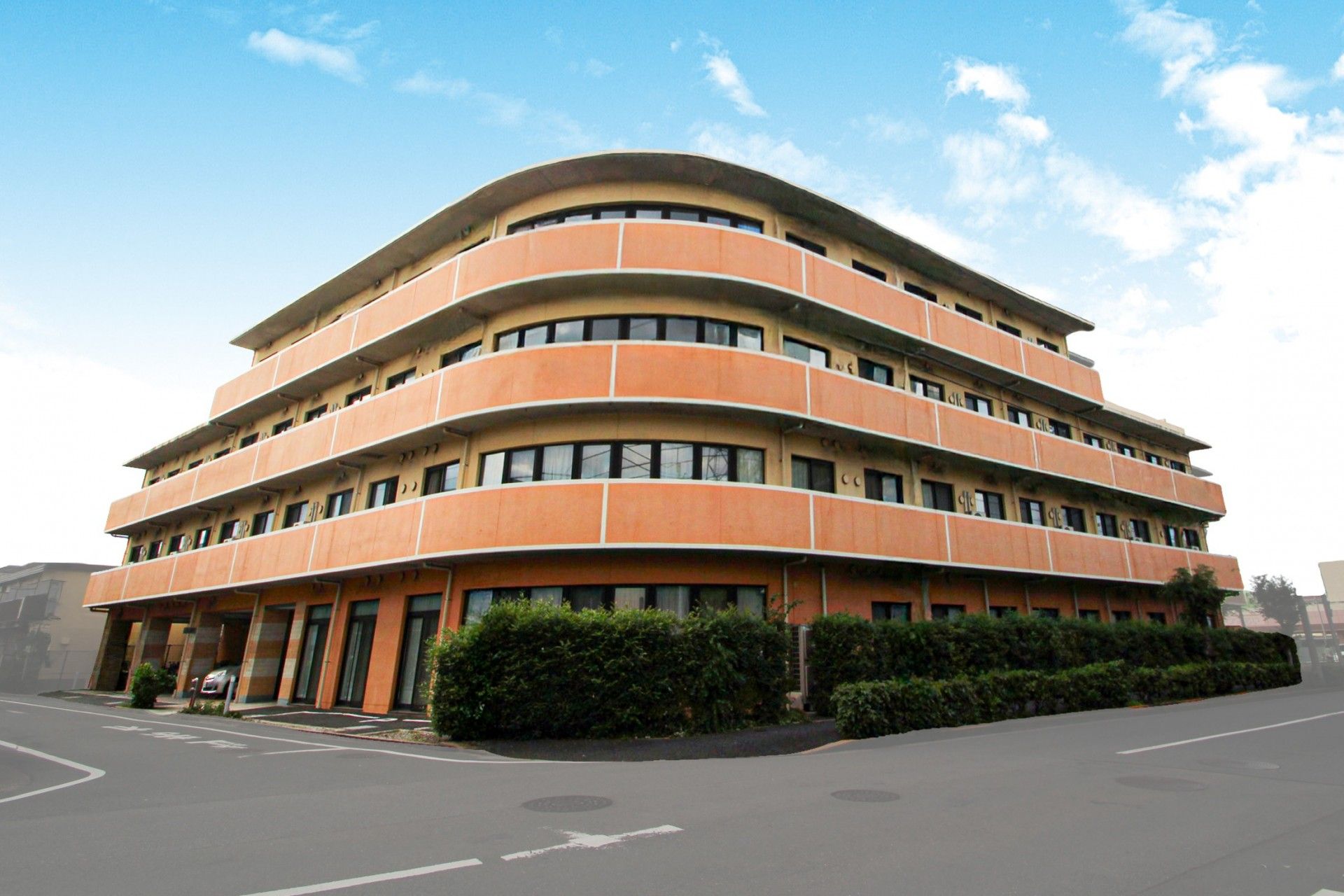 オレンジ色の建物外観