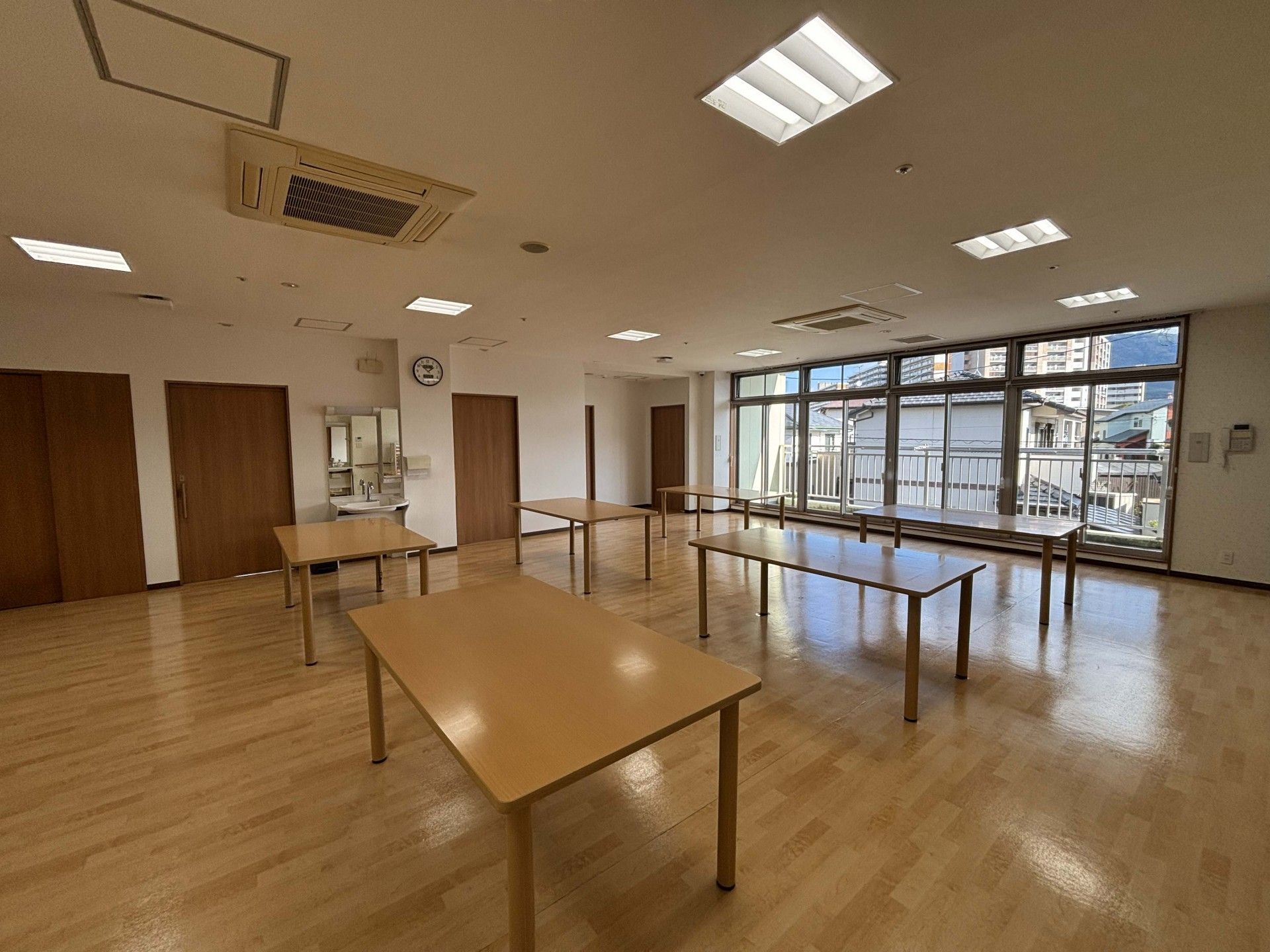 広い窓のある部屋