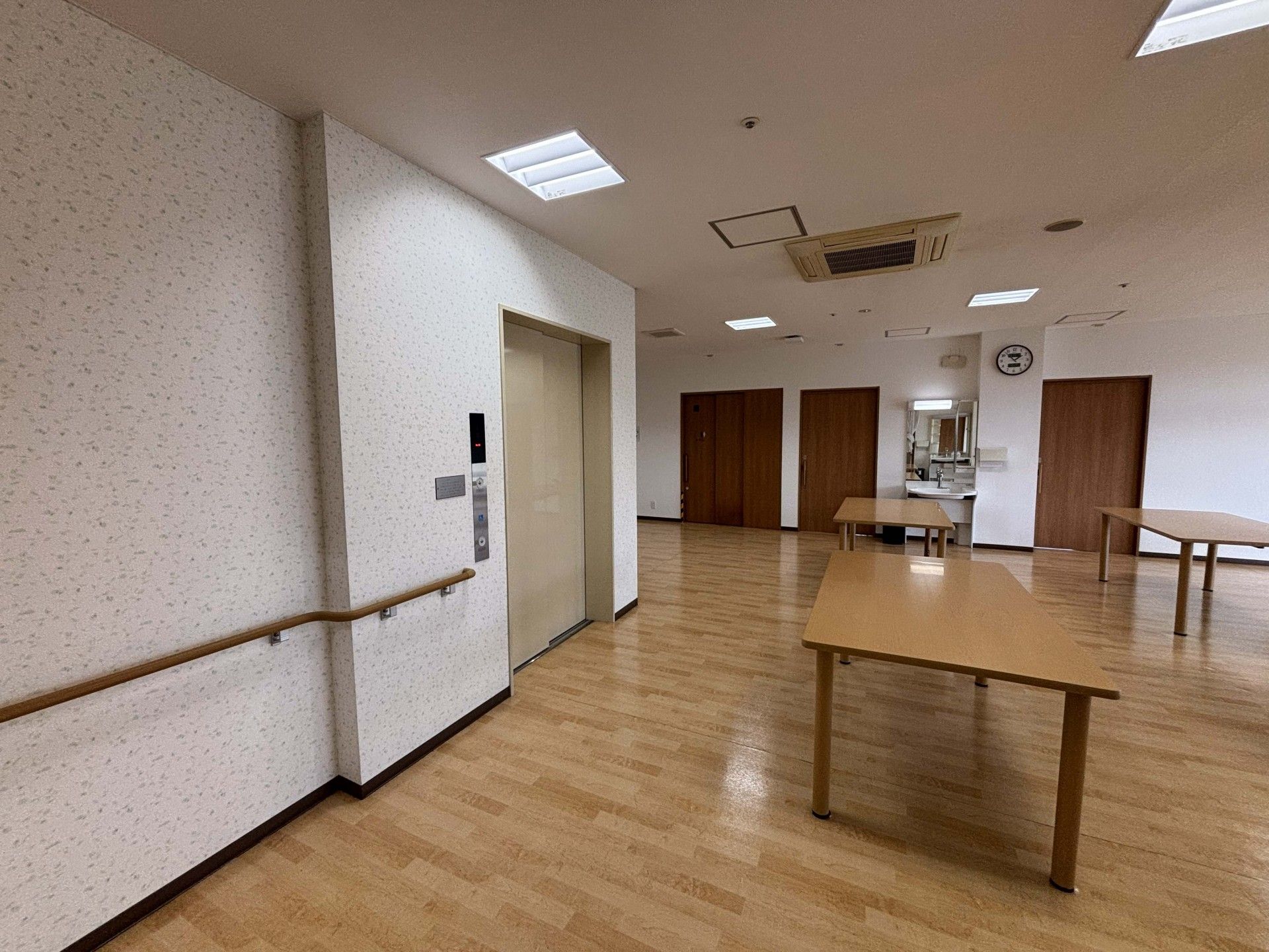 エレベーターとテーブルのある部屋