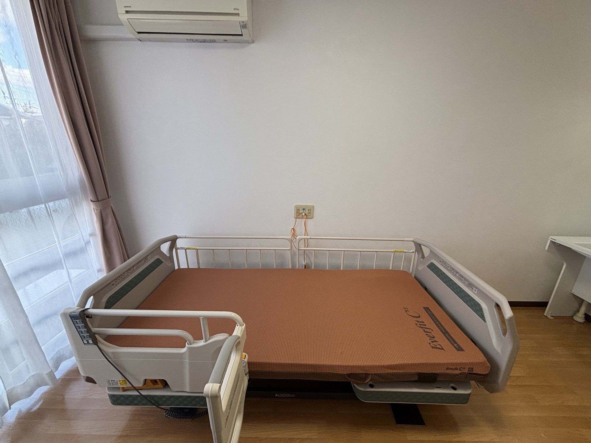 快適なベッドのある部屋