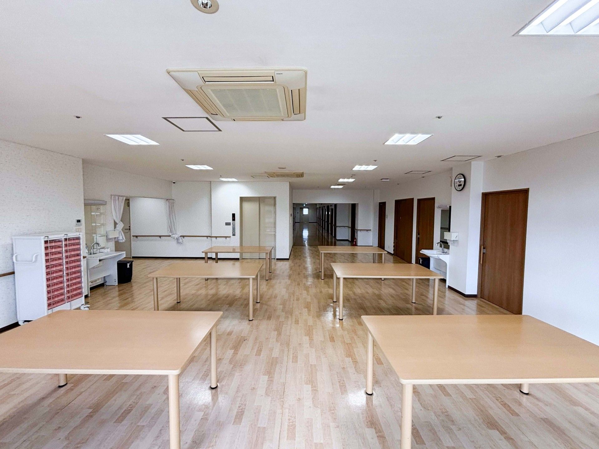 広いテーブルのある部屋