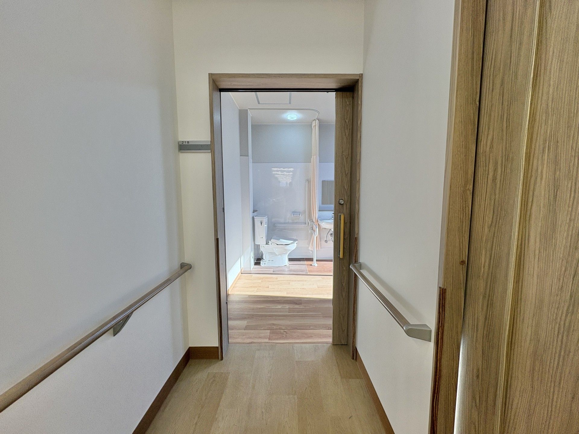 手すり付きの廊下とトイレ