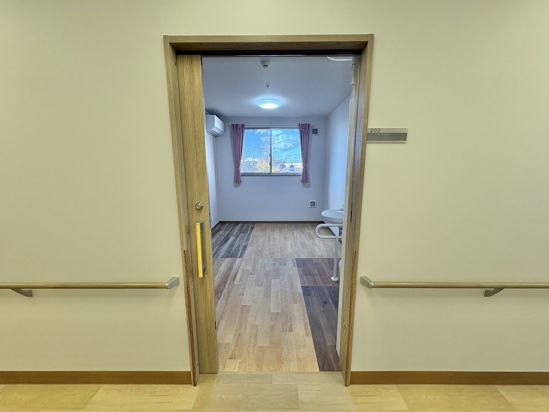 明るい個室の入口