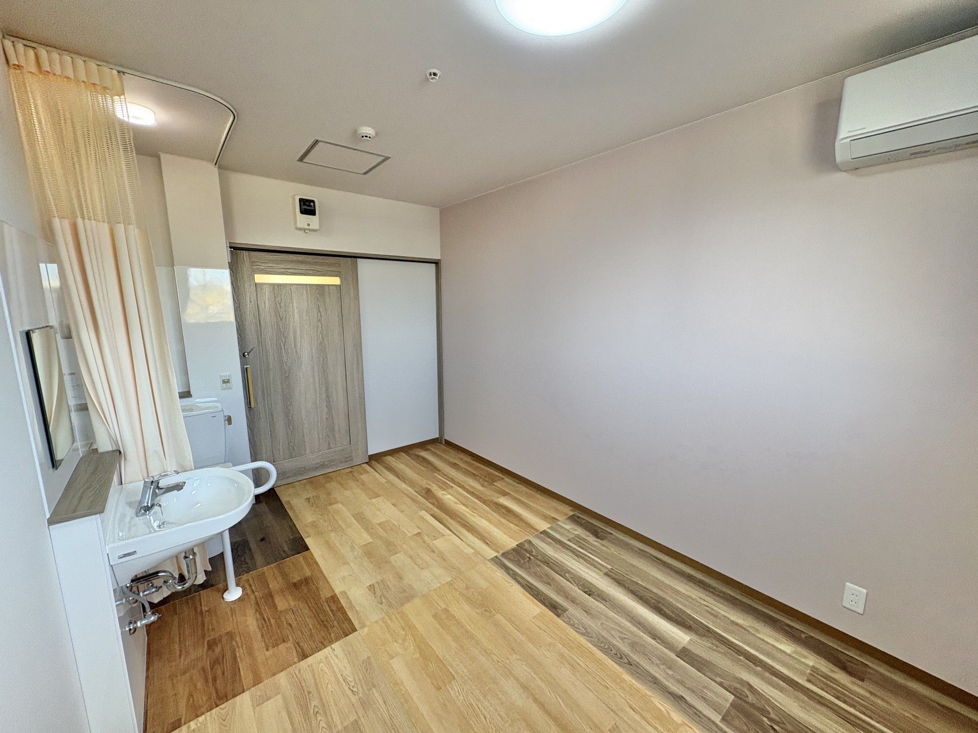 明るい個室の一角