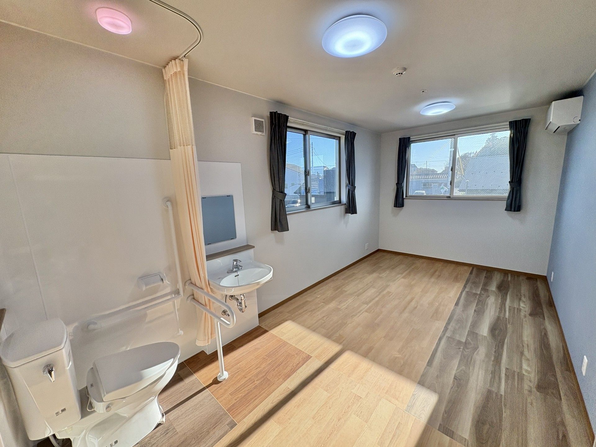 明るい個室の一角