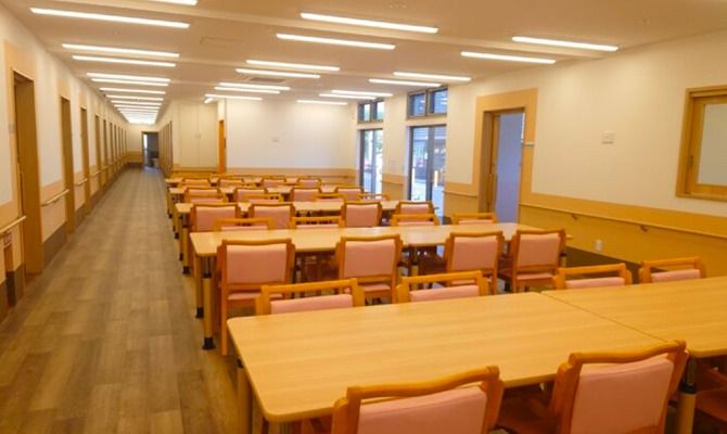 明るい食堂の様子