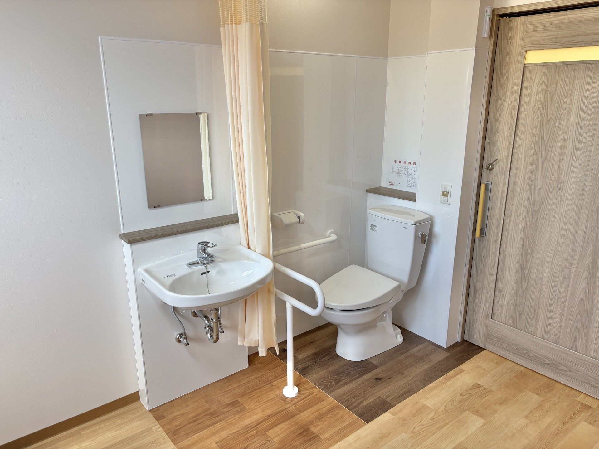 手すり付きのトイレ