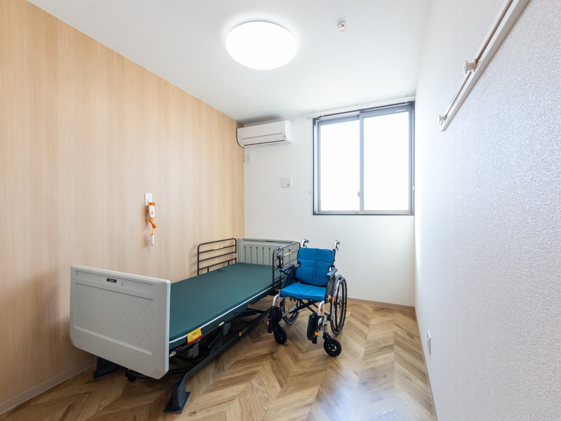 ベッドと車椅子のある部屋