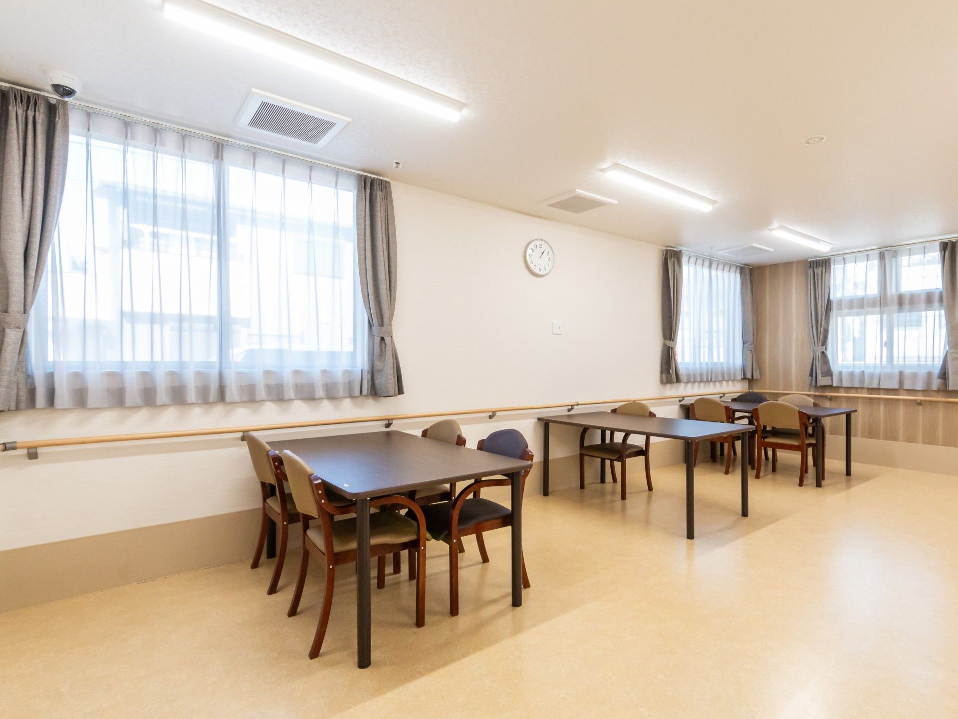 明るい窓際のテーブル