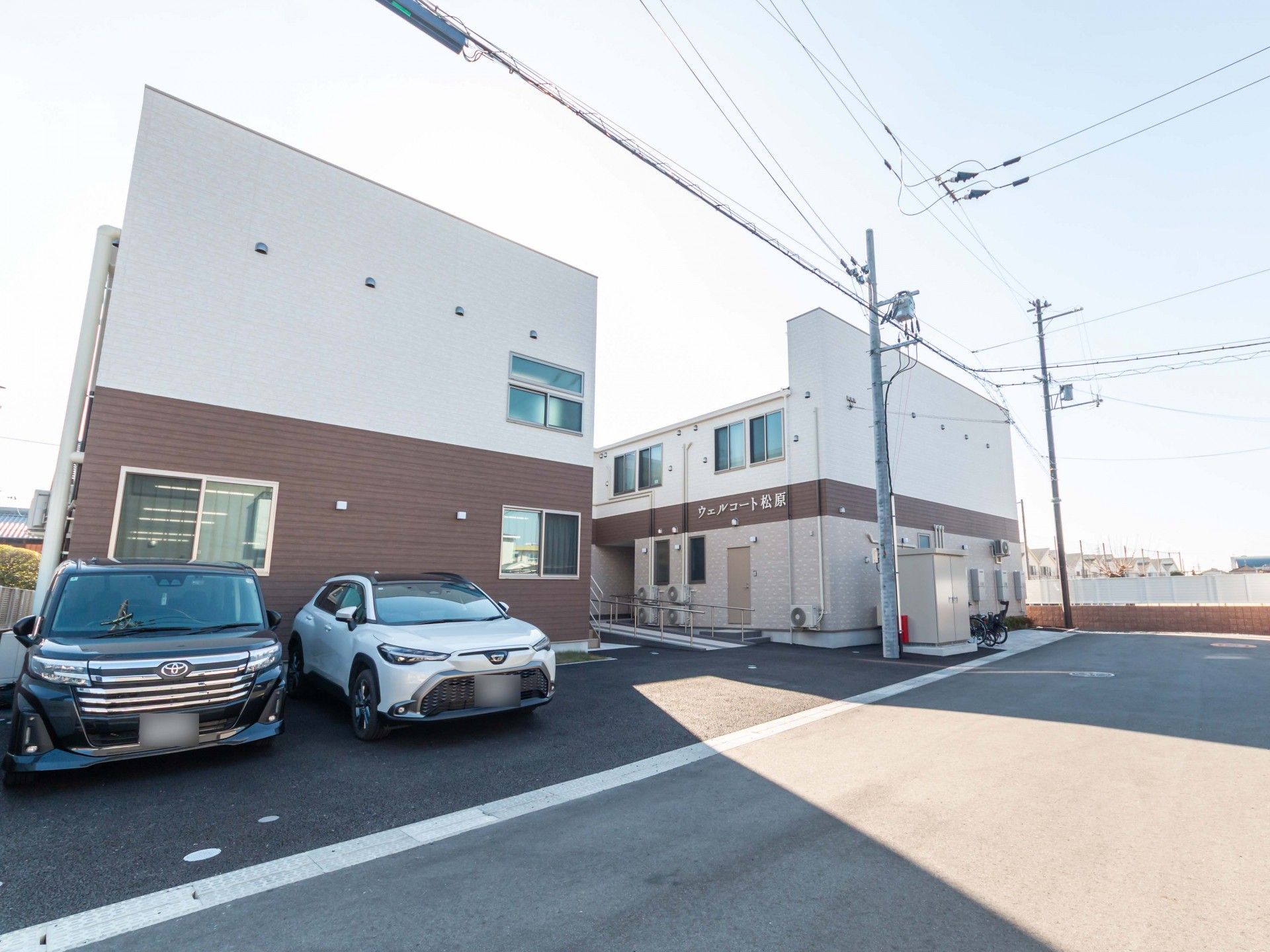 駐車場のある建物外観