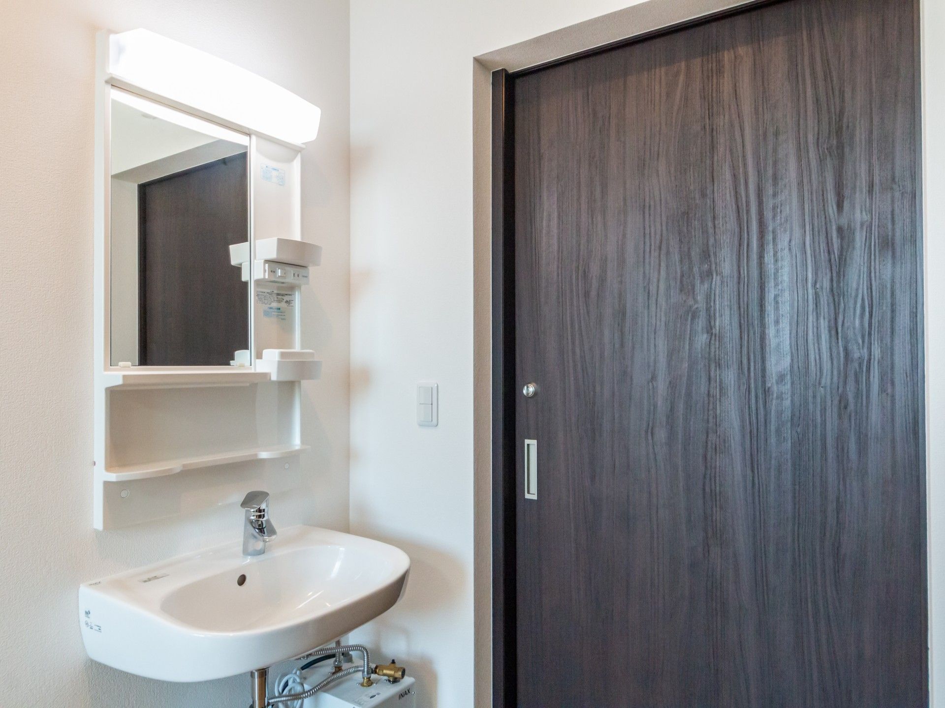 洗面台と木製の扉