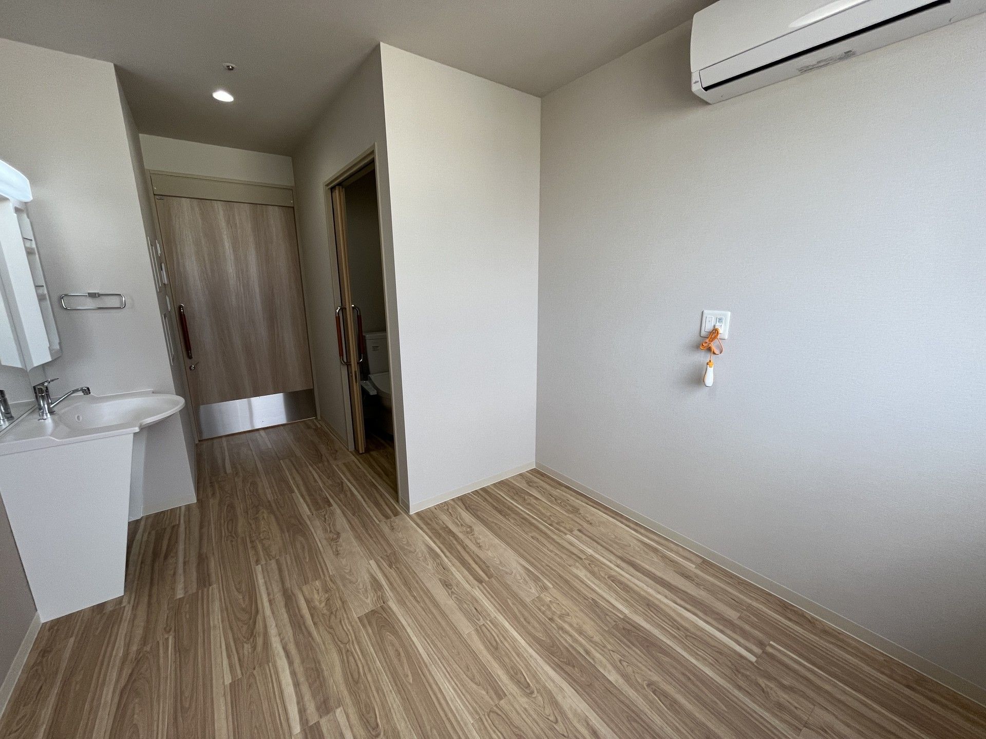 シンプルな個室の一角