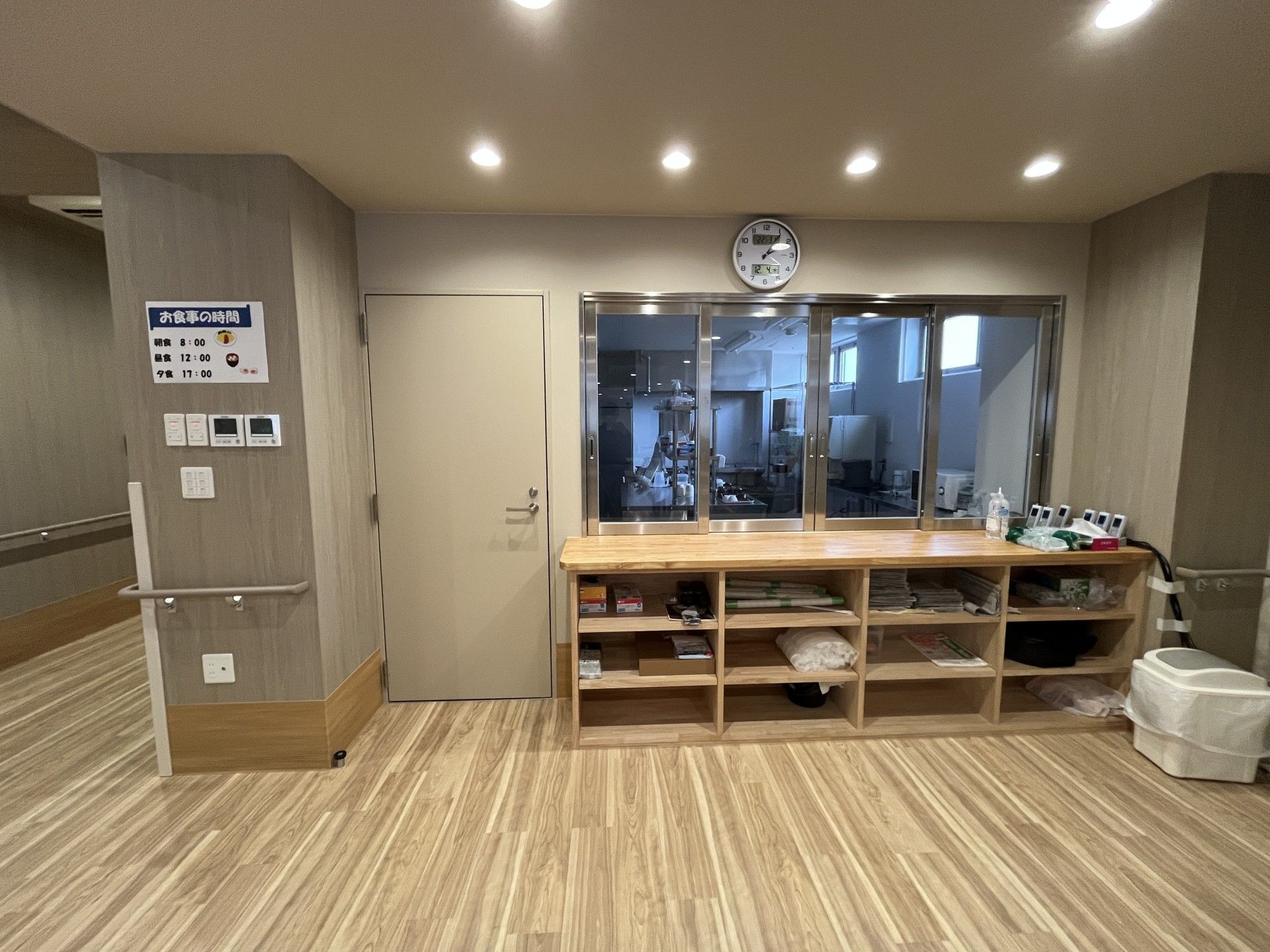 受付カウンターと棚