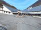 自然に囲まれた広々とした建物