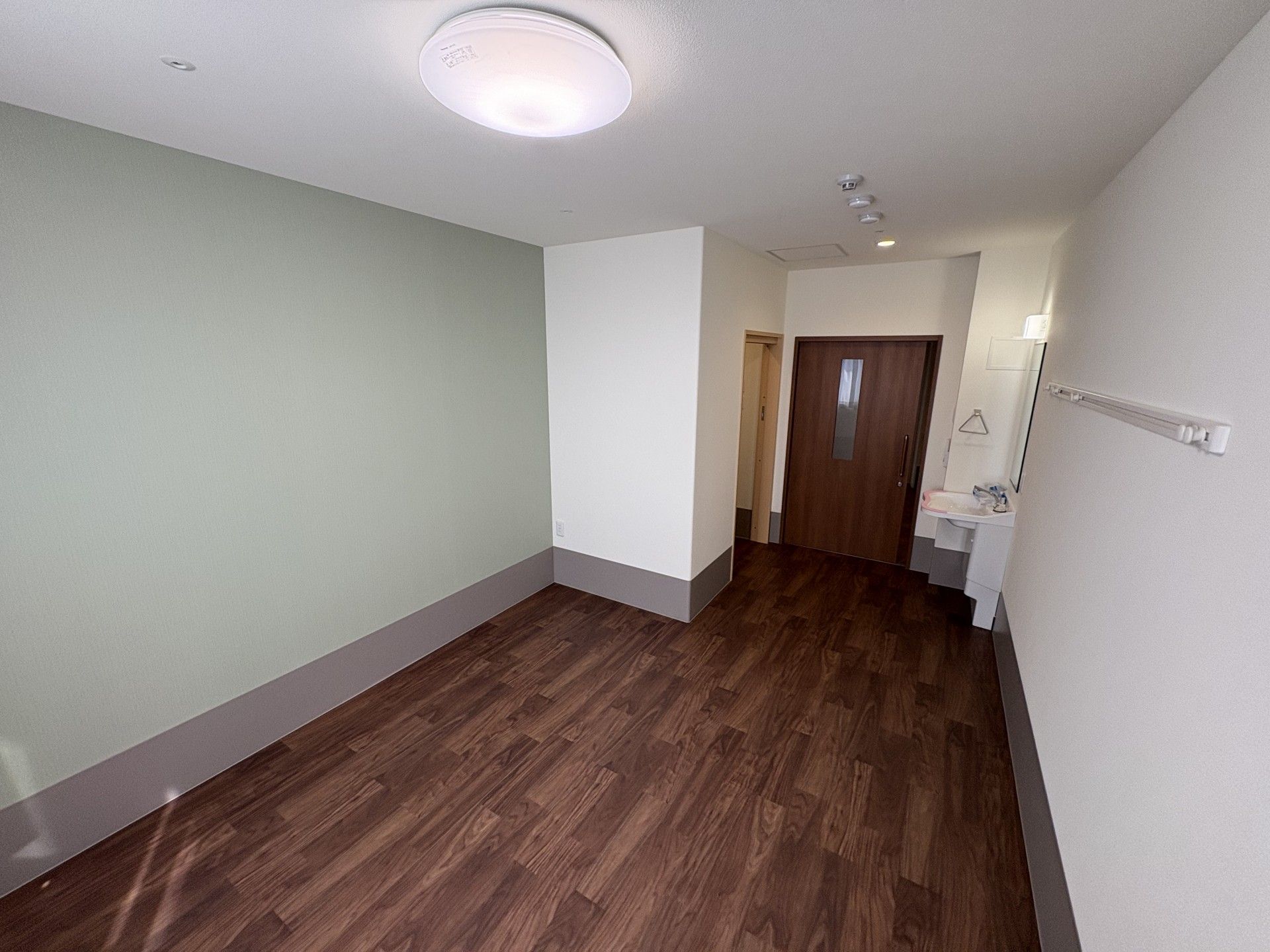 落ち着いた色調の居室