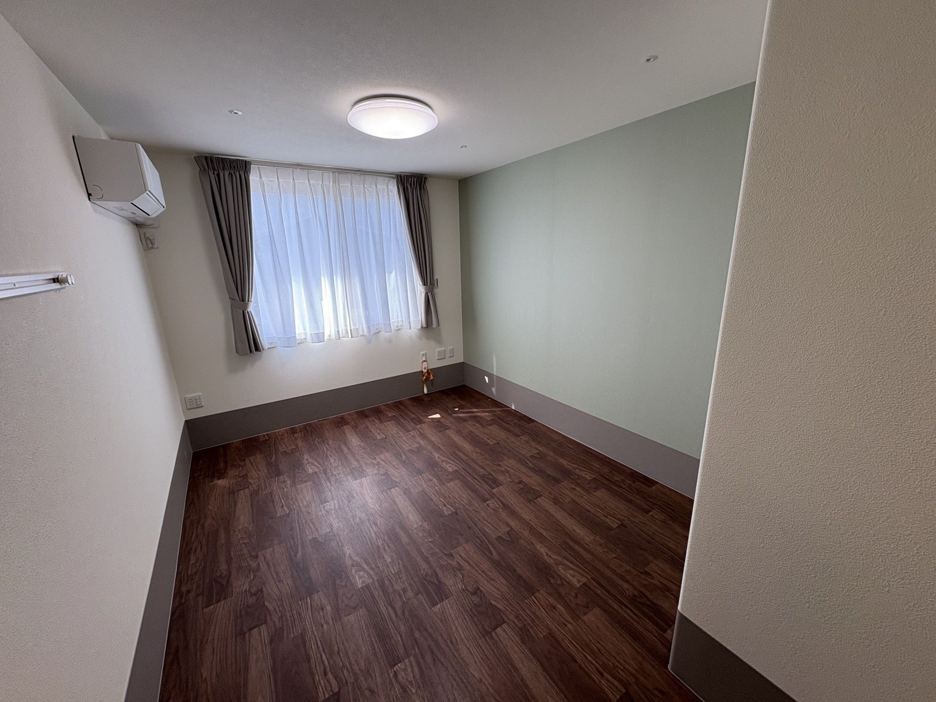 落ち着いた色調の部屋