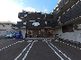 広々とした駐車場のある建物