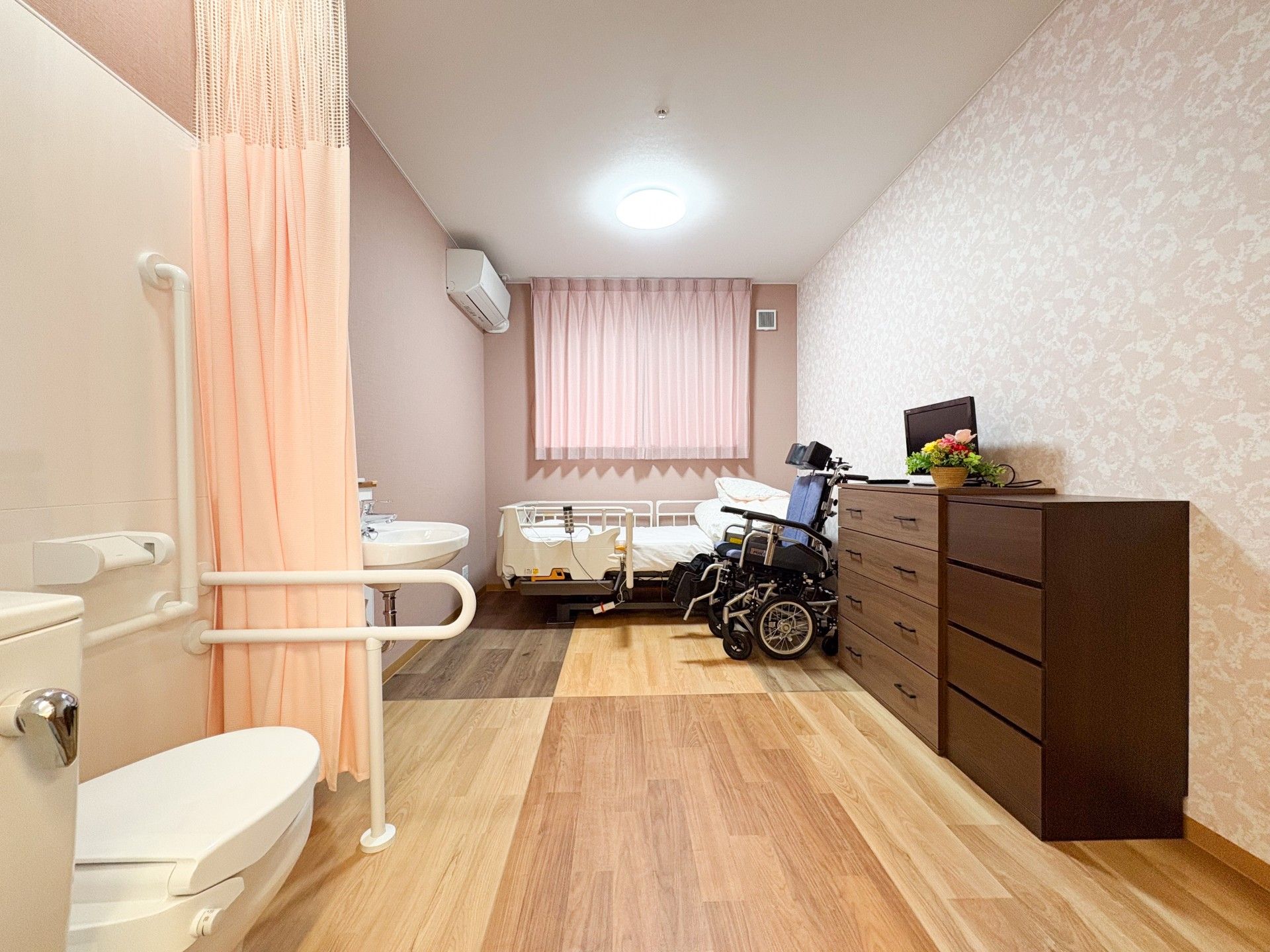 落ち着いた色調の個室