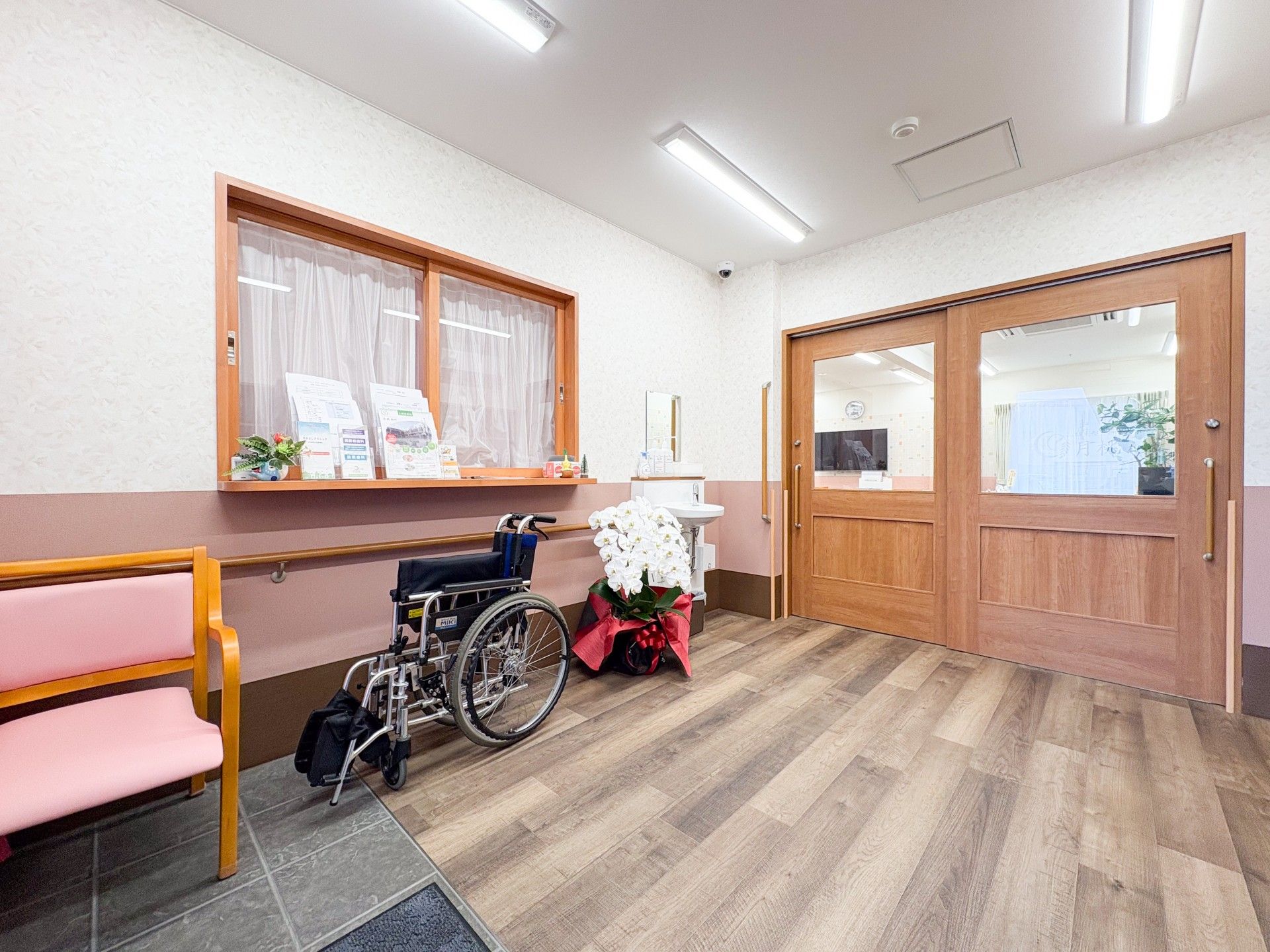 車椅子と花のある入口