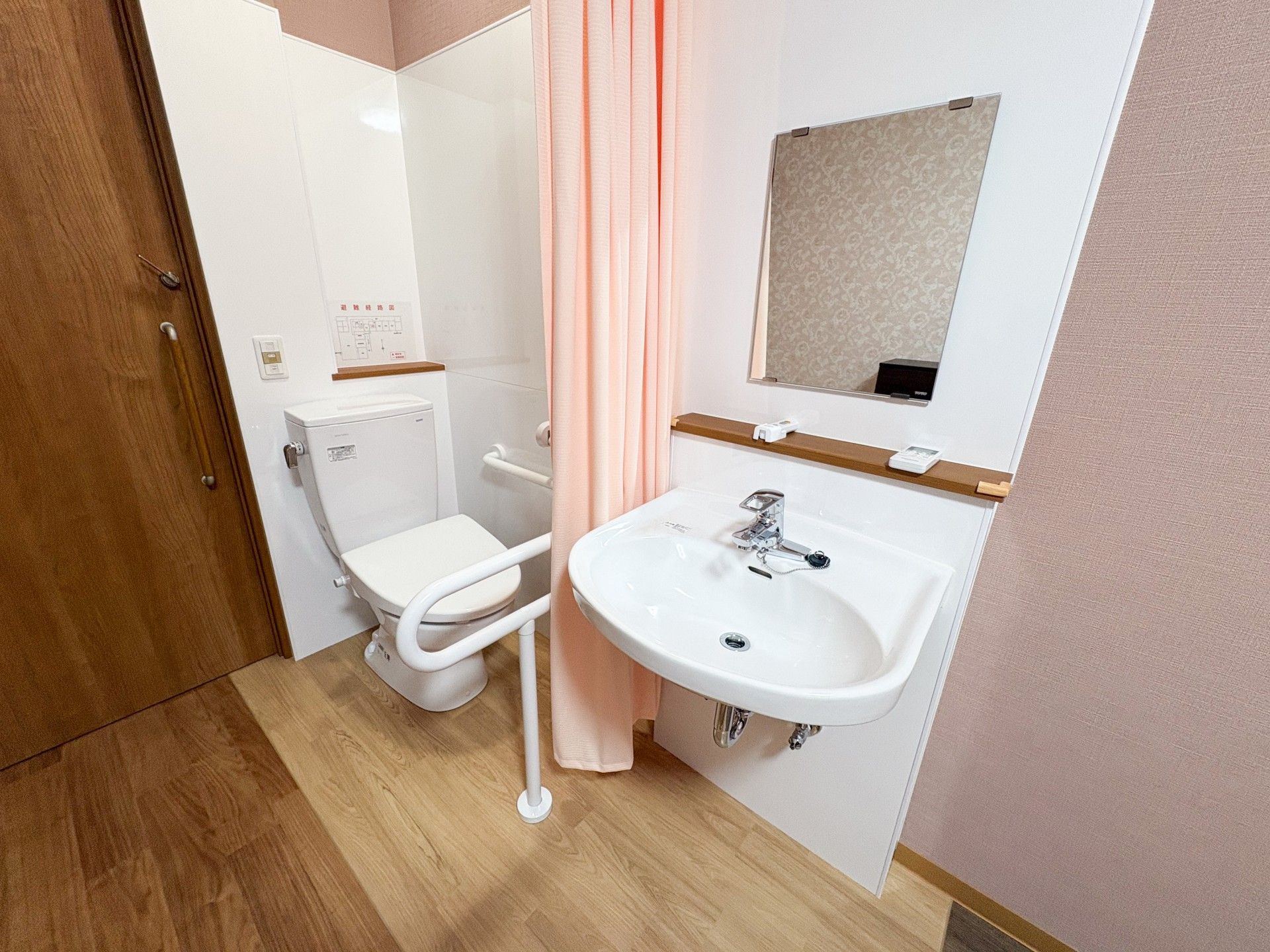 手すり付きの洗面所